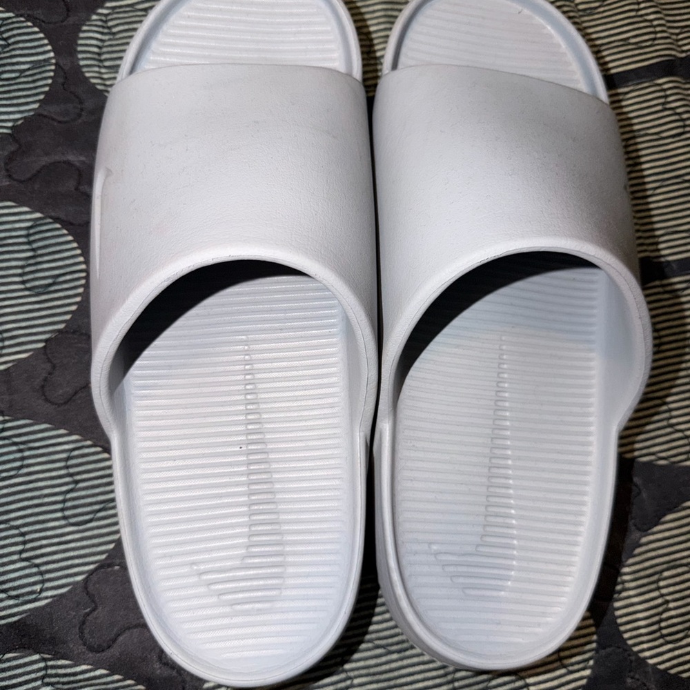 Nike Slides - Picture 3 of 5